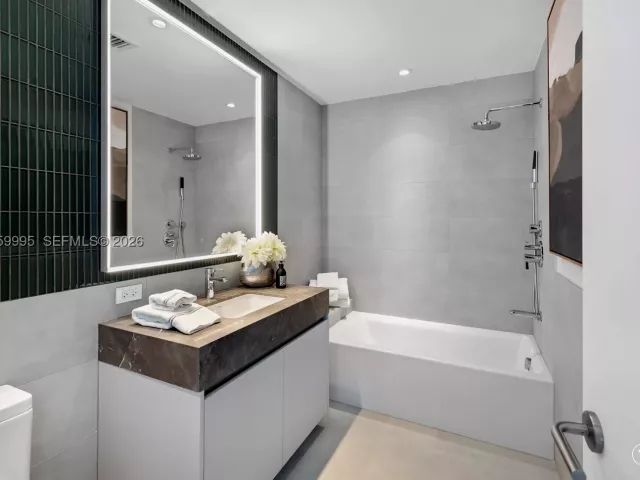 4-bedroom condo for sale in Miami Beach - 500 Alton Rd 2903 - MondialRealty