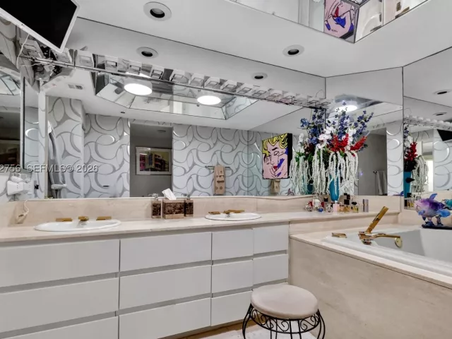 4-bedroom condo for sale in Aventura - 4000 Island Blvd 2602 - MondialRealty
