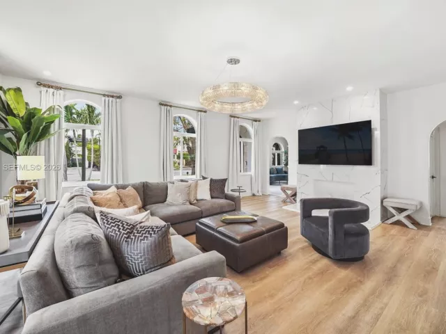 4-bedroom home for sale in Miami Beach - 5237 La Gorce Drive - MondialRealty