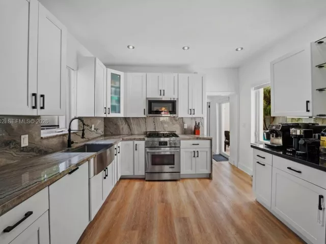 4-bedroom home for sale in Miami Beach - 5237 La Gorce Drive - MondialRealty