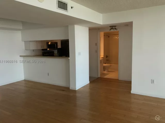 2-bedroom condo for rent in Miami Beach - 650 West Ave 1704 - MondialRealty