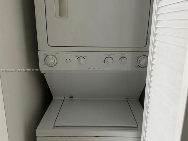 condo for rent in Miami - 185 SW 7th St 2406 - MondialRealty