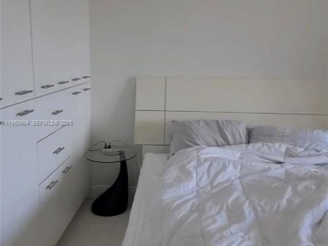 condo for rent in Miami - 185 SW 7th St 2406 - MondialRealty