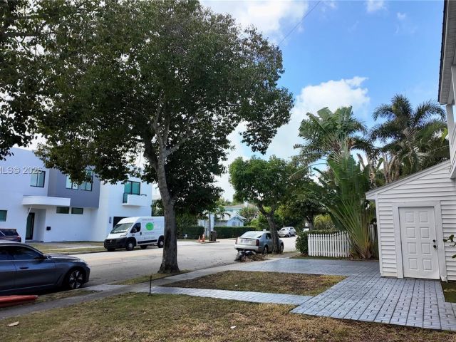 Home for sale at 201 Nottingham Blvd - photo 7449767