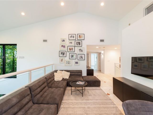 4-bedroom home for rent in Key Biscayne - 650 Curtiswood Dr - MondialRealty