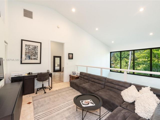 4-bedroom home for rent in Key Biscayne - 650 Curtiswood Dr - MondialRealty