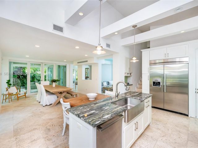 4-bedroom home for rent in Key Biscayne - 650 Curtiswood Dr - MondialRealty