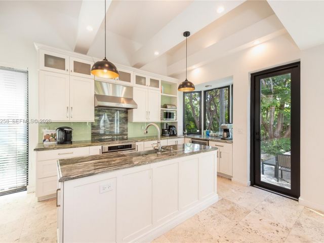 4-bedroom home for rent in Key Biscayne - 650 Curtiswood Dr - MondialRealty