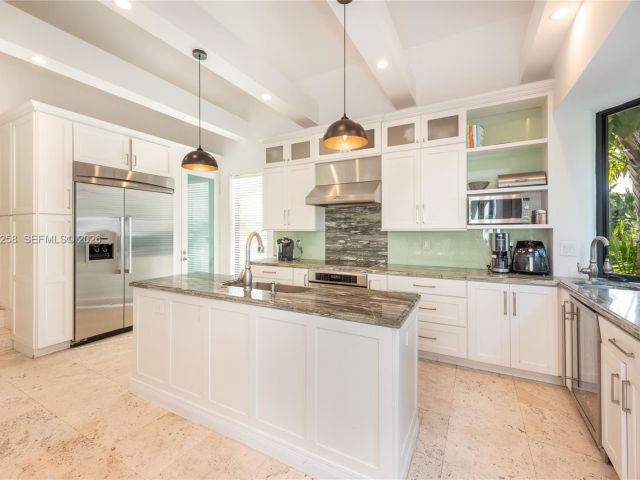 4-bedroom home for rent in Key Biscayne - 650 Curtiswood Dr - MondialRealty