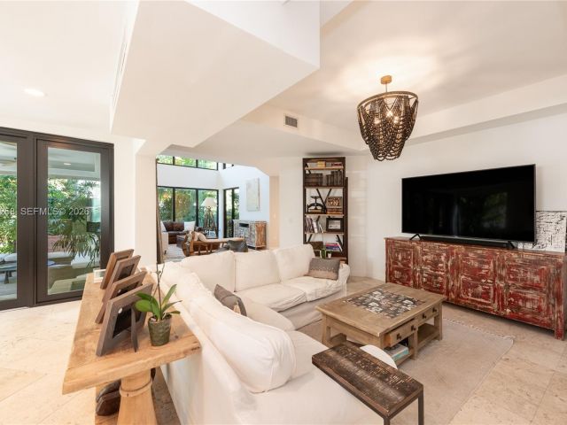 4-bedroom home for rent in Key Biscayne - 650 Curtiswood Dr - MondialRealty