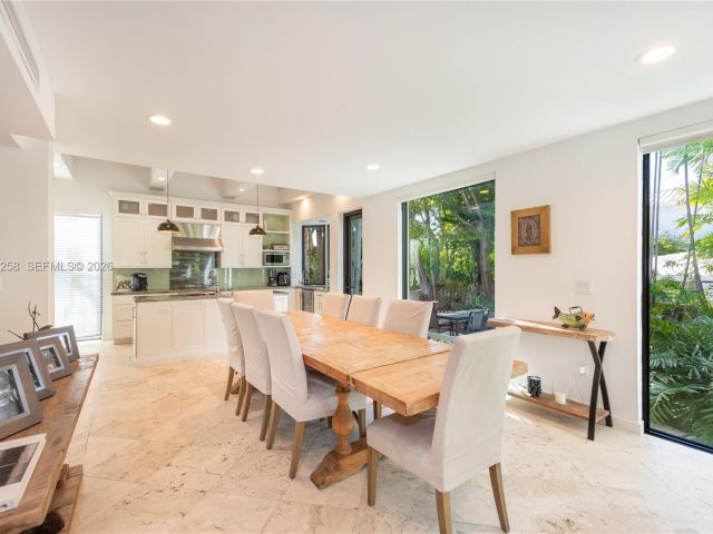 4-bedroom home for rent in Key Biscayne - 650 Curtiswood Dr - MondialRealty