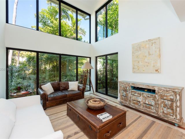 4-bedroom home for rent in Key Biscayne - 650 Curtiswood Dr - MondialRealty