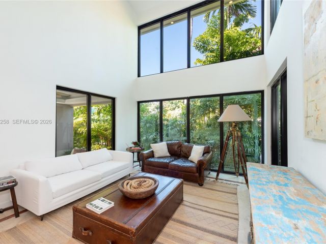 4-bedroom home for rent in Key Biscayne - 650 Curtiswood Dr - MondialRealty