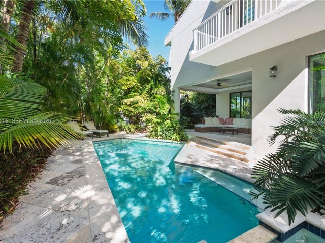 4-bedroom home for rent in Key Biscayne - 650 Curtiswood Dr - MondialRealty