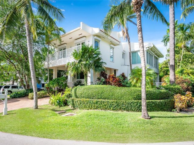 4-bedroom home for rent in Key Biscayne - 650 Curtiswood Dr - MondialRealty