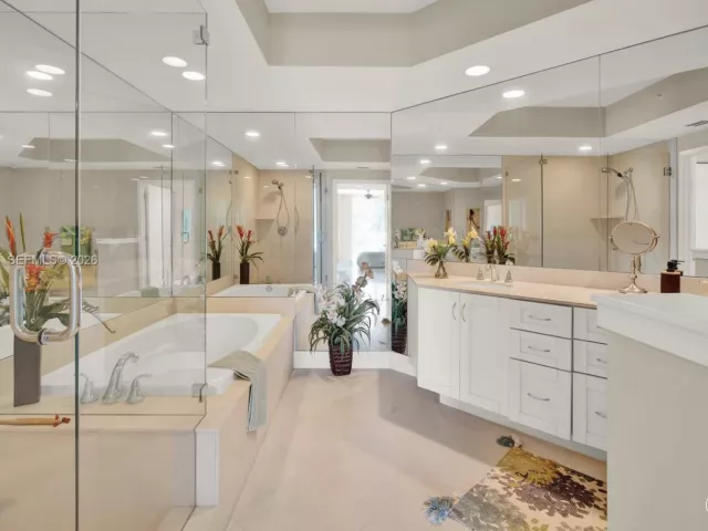 2-bedroom condo for sale in Fort Lauderdale - 2831 N Ocean Blvd 308N - MondialRealty