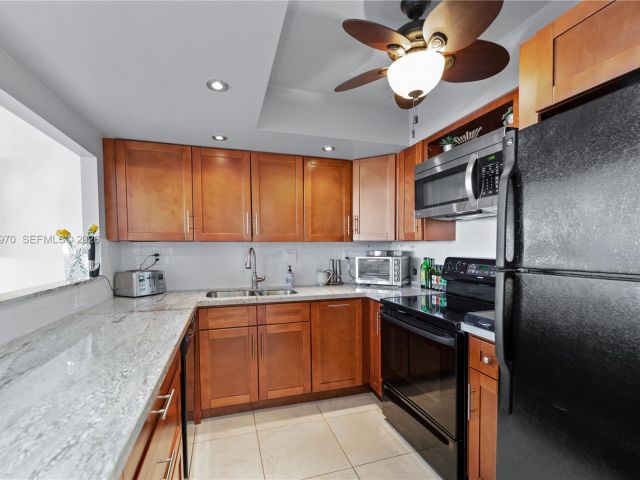 Apartment for rent  Unit #618 - photo 7428354