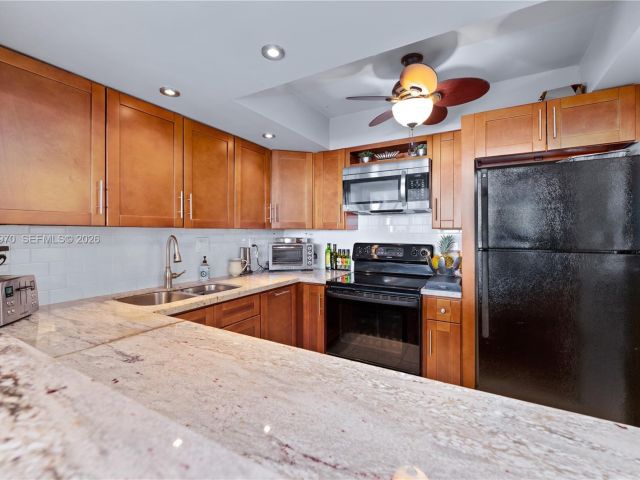 Apartment for rent  Unit #618 - photo 7428355