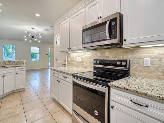 3-bedroom home for rent in Hollywood - 5060 Eucalyptus Dr 2 - MondialRealty