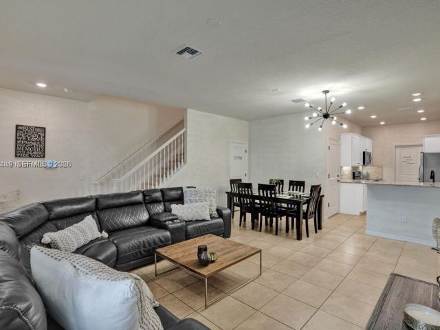 3-bedroom home for rent in Hollywood - 5060 Eucalyptus Dr 2 - MondialRealty