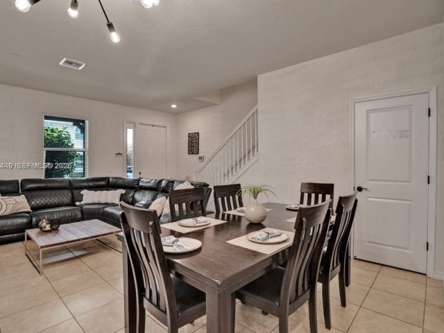 3-bedroom home for rent in Hollywood - 5060 Eucalyptus Dr 2 - MondialRealty