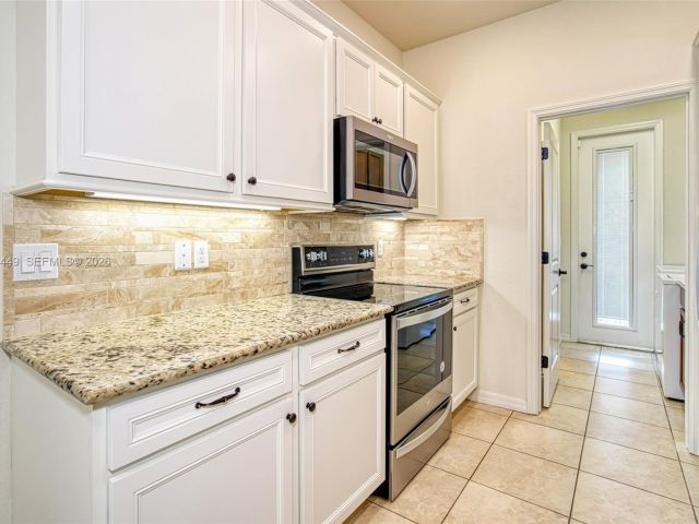 3-bedroom home for rent in Hollywood - 5060 Eucalyptus Dr 2 - MondialRealty
