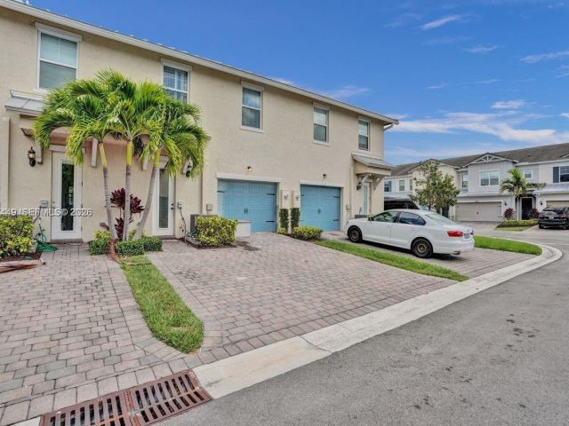 3-bedroom home for rent in Hollywood - 5060 Eucalyptus Dr 2 - MondialRealty