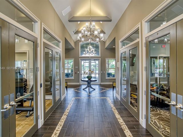 3-bedroom home for rent in Hollywood - 5060 Eucalyptus Dr 2 - MondialRealty