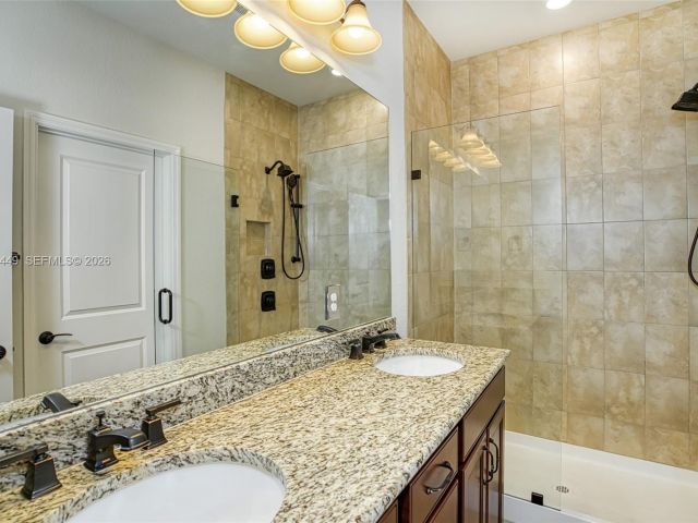 3-bedroom home for rent in Hollywood - 5060 Eucalyptus Dr 2 - MondialRealty