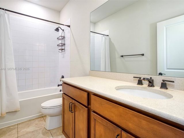 3-bedroom home for rent in Hollywood - 5060 Eucalyptus Dr 2 - MondialRealty
