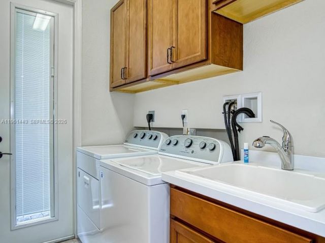 3-bedroom home for rent in Hollywood - 5060 Eucalyptus Dr 2 - MondialRealty