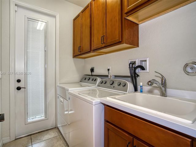 3-bedroom home for rent in Hollywood - 5060 Eucalyptus Dr 2 - MondialRealty