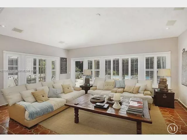 4-bedroom home for rent in Miami Beach - 5621 Alton Rd - MondialRealty