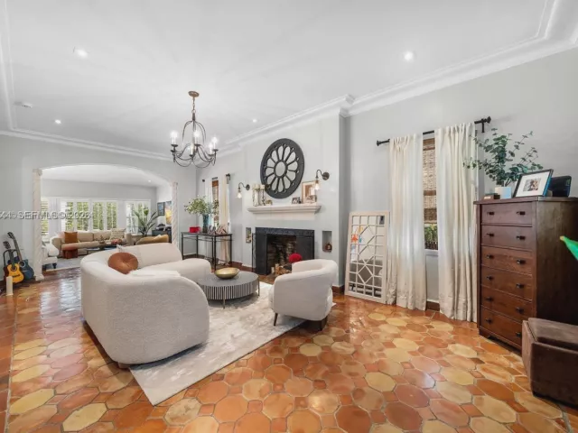 4-bedroom home for rent in Miami Beach - 5621 Alton Rd - MondialRealty