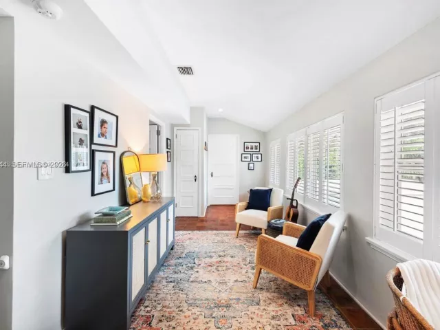 4-bedroom home for rent in Miami Beach - 5621 Alton Rd - MondialRealty