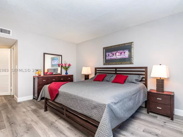 1-bedroom condo for sale in Hollywood - 2501 S Ocean Dr 1617 - MondialRealty