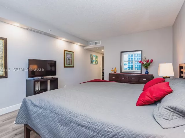 1-bedroom condo for sale in Hollywood - 2501 S Ocean Dr 1617 - MondialRealty