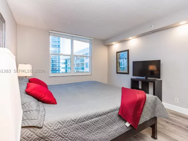 1-bedroom condo for sale in Hollywood - 2501 S Ocean Dr 1617 - MondialRealty