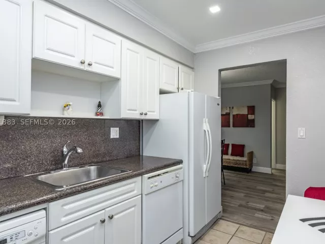 1-bedroom condo for sale in Hollywood - 2501 S Ocean Dr 1617 - MondialRealty