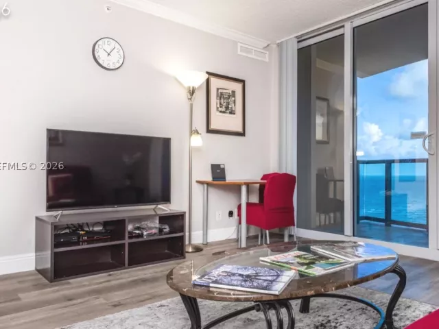 1-bedroom condo for sale in Hollywood - 2501 S Ocean Dr 1617 - MondialRealty