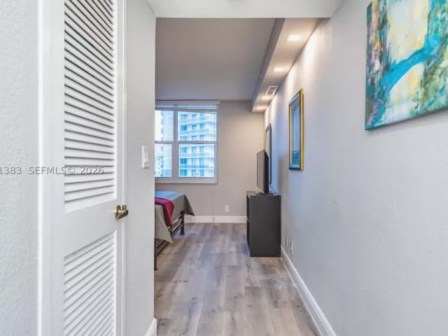 1-bedroom condo for sale in Hollywood - 2501 S Ocean Dr 1617 - MondialRealty
