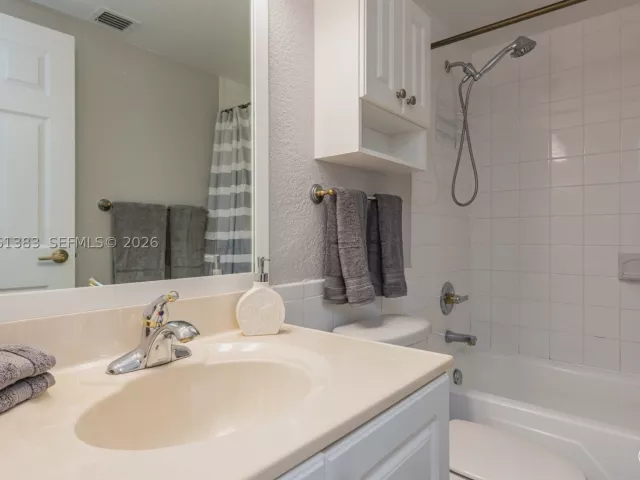 1-bedroom condo for sale in Hollywood - 2501 S Ocean Dr 1617 - MondialRealty