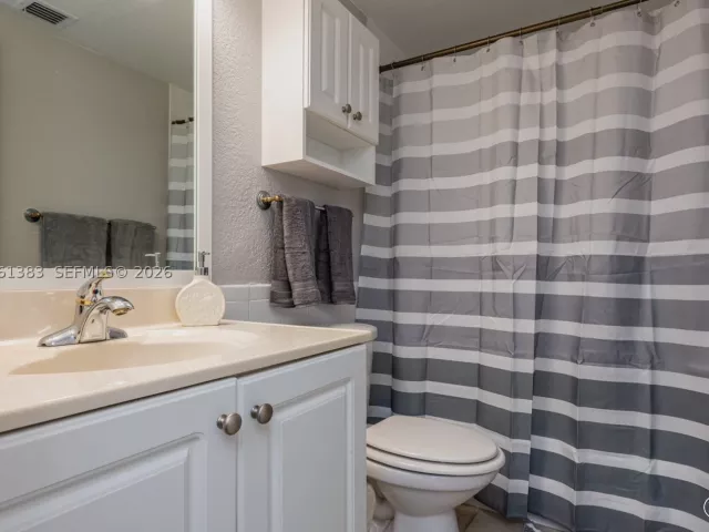 1-bedroom condo for sale in Hollywood - 2501 S Ocean Dr 1617 - MondialRealty