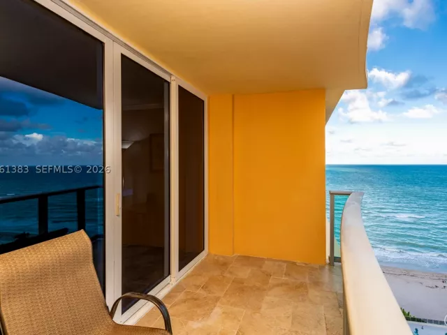 1-bedroom condo for sale in Hollywood - 2501 S Ocean Dr 1617 - MondialRealty