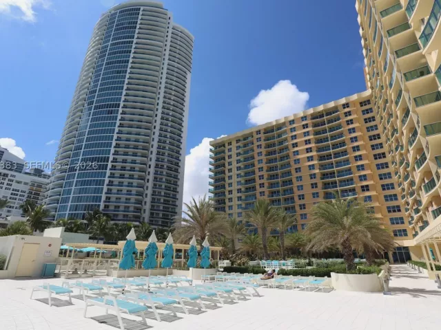 1-bedroom condo for sale in Hollywood - 2501 S Ocean Dr 1617 - MondialRealty