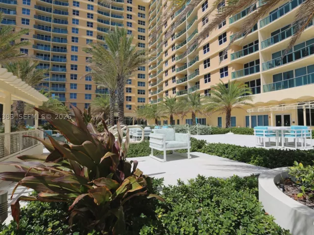 1-bedroom condo for sale in Hollywood - 2501 S Ocean Dr 1617 - MondialRealty