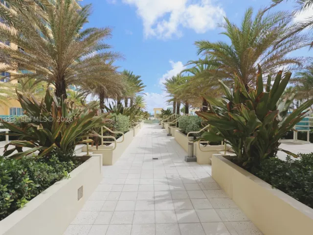 1-bedroom condo for sale in Hollywood - 2501 S Ocean Dr 1617 - MondialRealty