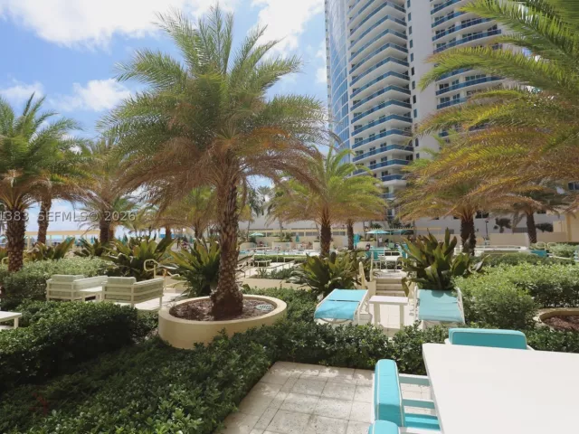 1-bedroom condo for sale in Hollywood - 2501 S Ocean Dr 1617 - MondialRealty