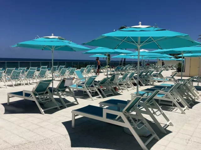 1-bedroom condo for sale in Hollywood - 2501 S Ocean Dr 1617 - MondialRealty