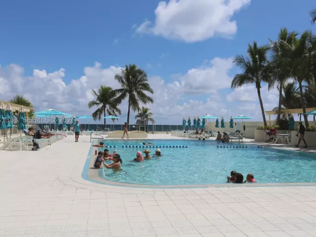 1-bedroom condo for sale in Hollywood - 2501 S Ocean Dr 1617 - MondialRealty